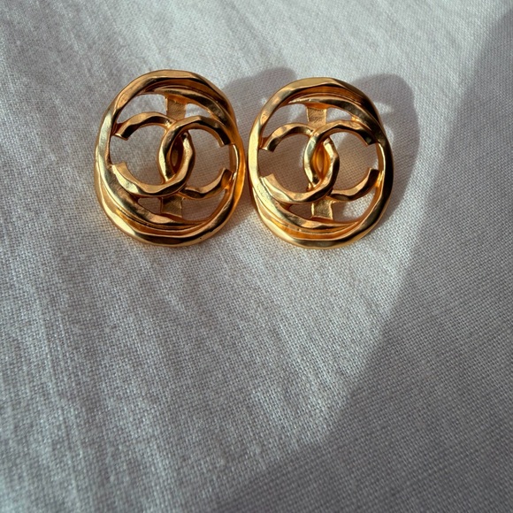 ✨Vintage Chanel Gold-Tone CC Earrings✨ - Picture 11 of 13